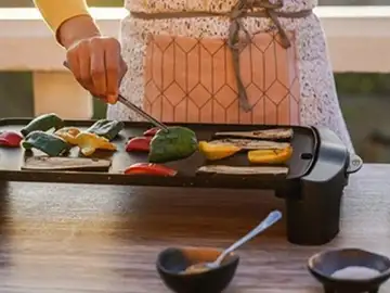 Orbegozo tiene la plancha eléctrica por 20 euros que te resuelve una cena rápida sin llenar la cocina de sartenes Orbegozo TB 2206 B Plancha de asar eléctrica