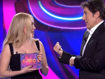 Mar&iacute;a Parrado habla con Manel Fuentes tras ganar la Gala 1 de 'Tu cara me suena 13'