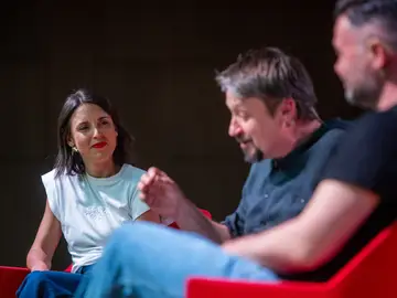 Diálogo ‘Què s’ha de fer?’ entre Irene Montero y Gabriel Rufián El portavoz de ERC en el Congreso de los Diputados, Gabriel Rufián (d) y la secretaria política de Podemos y eurodiputada, Irene Montero (i), durante el diálogo 'Què s'ha de fer?', moderada por Xavier Domènech (c), a 9 de abril de 2026, en Barcelona, Catalunya (España). El diálogo, celebrado en la Universitat Pompeu Fabra, se enmarca en una serie de actos para debatir sobre el futuro de la izquierda alternativa al PSOE en España, analizar posibles alianzas electorales y reflexionar sobre estr...