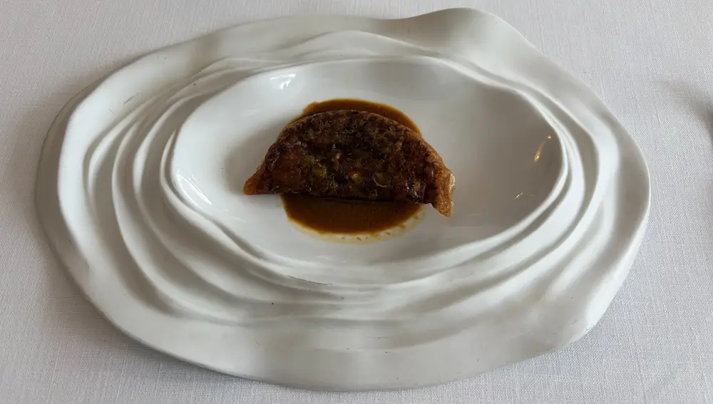 Socarrat de careta de cerdo con carabineros y salsa brava