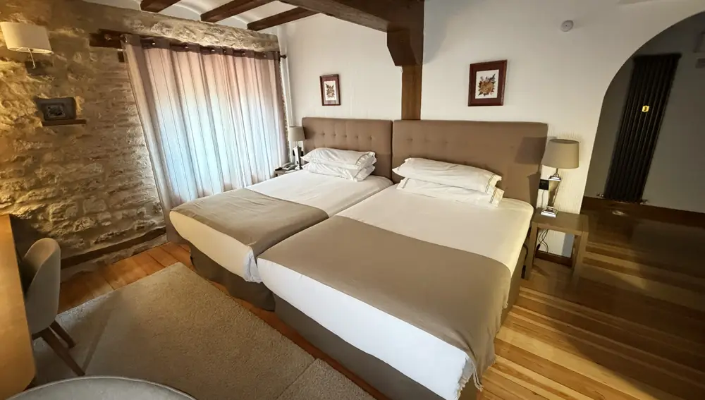 En el interior de las habitaciones se aprecia un gusto por el detalle buscando el máximo descanso del huésped