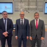 Javier Iglesias, entre Eloy Ruiz y Antonio Labrador, presenta la convocatoria de ayudas