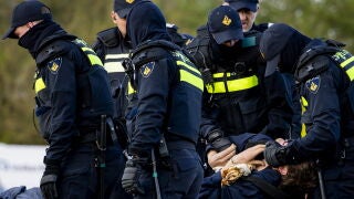 Elst (Netherlands), 10/04/2026.- Police officers from a mobile unit detain activists from the Geef Tegengas collective blocking the Betuwe Route, a freight-only railway, near Elst, the Netherlands, 10 April 2026. The activists halted all freight traffic on this artery connecting the Port of Rotterdam to Germany to protest human rights violations worldwide and the climate crisis. (Protestas, Alemania, Pa&iacute;ses Bajos; Holanda) EFE/EPA/SEM VAN DER WAL