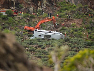 SAN SEBASTI&Aacute;N DE LA GOMERA (ESPA&Ntilde;A), 10/04/2026.- Un autob&uacute;s tur&iacute;stico que transportaba a 28 personas se ha despe&ntilde;ado este viernes en La Gomera y como resultado del accidente ha fallecido un turista brit&aacute;nico de 77 a&ntilde;os y el resto de ocupantes, incluido el conductor, han resultado heridos de distinta consideraci&oacute;n. EFE/Alberto Vald&eacute;s 
