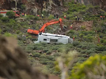 Un fallecido y 27 heridos al despeñarse una guagua turística en La Gomera SAN SEBASTIÁN DE LA GOMERA (ESPAÑA), 10/04/2026.- Un autobús turístico que transportaba a 28 personas se ha despeñado este viernes en La Gomera y como resultado del accidente ha fallecido un turista británico de 77 años y el resto de ocupantes, incluido el conductor, han resultado heridos de distinta consideración. EFE/Alberto Valdés