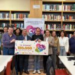 El consejero en funciones de Movilidad y Transformaci&oacute;n Digital, Jos&eacute; Luis Sanz Merino; junto a la alcaldesa de de carbonero el Mayor, Mar&iacute;a &Aacute;ngeles Garcia; visitan el curso 'Uso b&aacute;sico de la IA en tu tel&eacute;fono m&oacute;vil' del programa CyL Digital Rural
