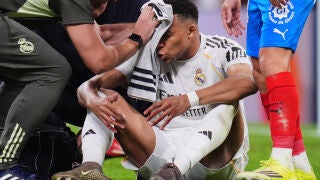 Real Madrid's Kylian Mbappe receives medical attention during a Spanish La Liga soccer match between Real Madrid and Girona in Madrid, Spain, Friday, April 10, 2026. (AP Photo/Manu Fernandez)