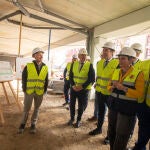 El consejero Su&aacute;rez-Qui&ntilde;ones y la ministra Isabel Rodr&iacute;guez visitan las obras de construcci&oacute;n de una promoci&oacute;n de 40 viviendas asequibles para j&oacute;venes en &Aacute;vila junto al alcalde S&aacute;nchez Cabrera y Nicanor Sen, entre otros