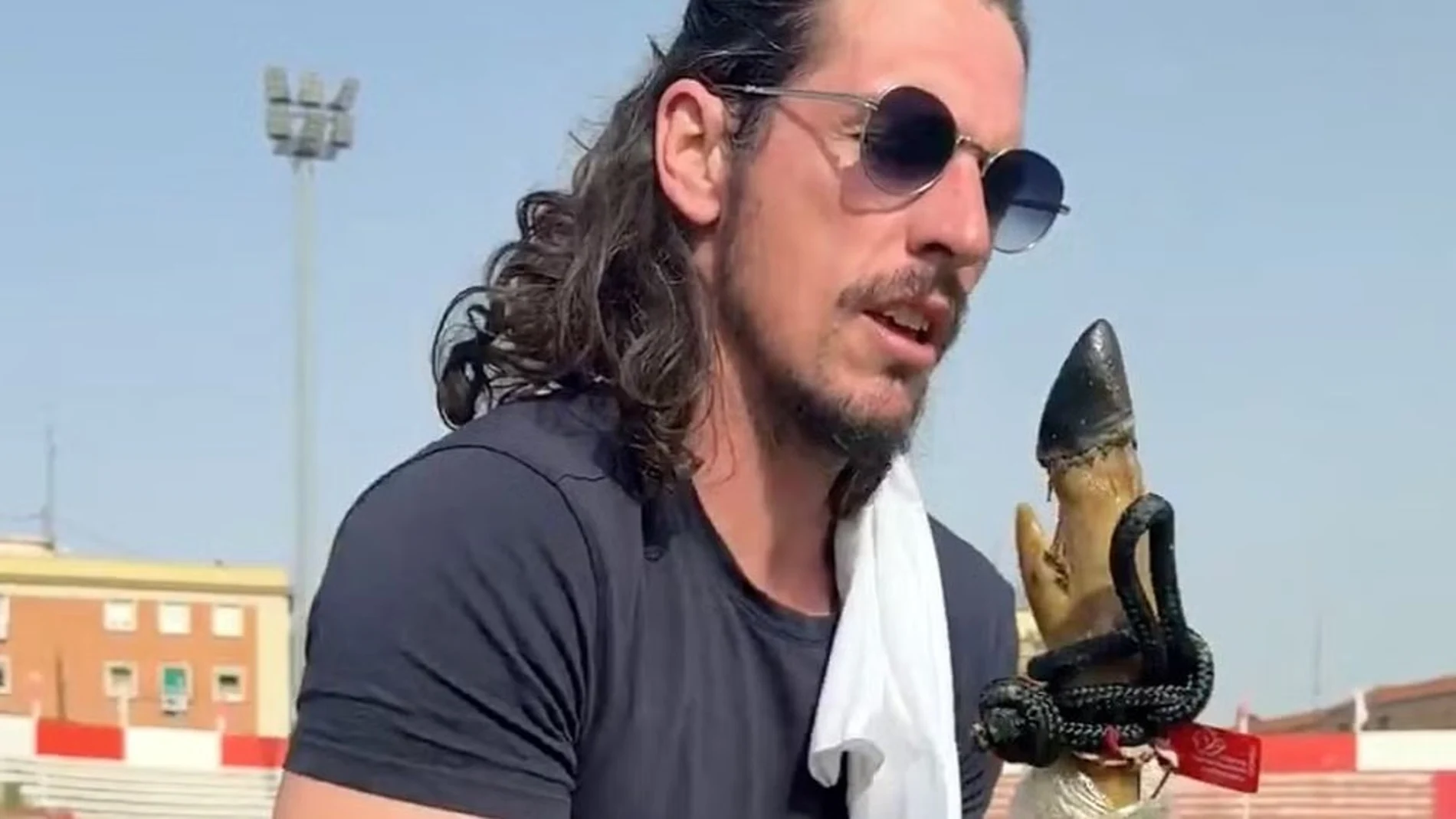 Javi Poves persigue a los futbolistas musulmanes del Moscardó con una pata de jamón