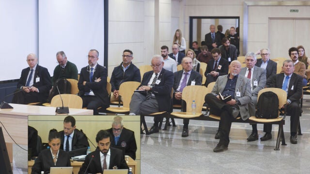 Los acusados del "caso Kitchen" junto a los abogados del Estado.