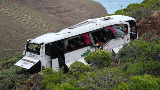 SAN SEBASTI&Aacute;N DE LA GOMERA, 10/04/2026.- Un autob&uacute;s tur&iacute;stico que transportaba a 28 personas se ha despe&ntilde;ado este viernes en La Gomera y como resultado del accidente ha fallecido un turista brit&aacute;nico de 77 a&ntilde;os, y el resto de ocupantes, incluido el conductor, han resultado heridos de distinta consideraci&oacute;n. EFE/Alberto Vald&eacute;s 
