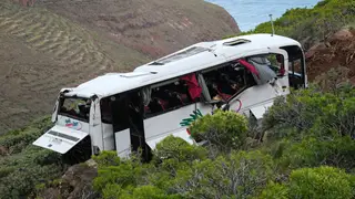 Un fallecido y 27 heridos al despeñarse una guagua turística en La Gomera SAN SEBASTIÁN DE LA GOMERA, 10/04/2026.- Un autobús turístico que transportaba a 28 personas se ha despeñado este viernes en La Gomera y como resultado del accidente ha fallecido un turista británico de 77 años, y el resto de ocupantes, incluido el conductor, han resultado heridos de distinta consideración. EFE/Alberto Valdés