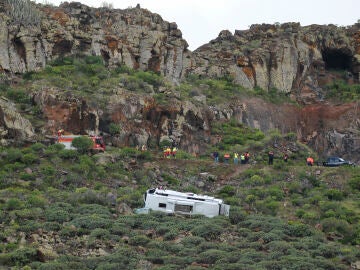 GRAFCAN2441. SAN SEBASTI&Aacute;N DE LA GOMERA, 10/04/2026.- El autob&uacute;s siniestrado en La Gomera, que transportaba al conductor y a 27 turistas brit&aacute;nicos, se despe&ntilde;&oacute; por un terrapl&eacute;n desde unos diez metros de altura, accidente en el que ha fallecido un hombre y otras 14 personas han resultado heridas. EFE/ Alberto Vald&eacute;s 
