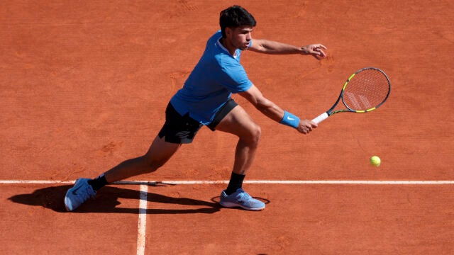 Alcaraz devuelve una bola de Vacherot con un rev&eacute;s 