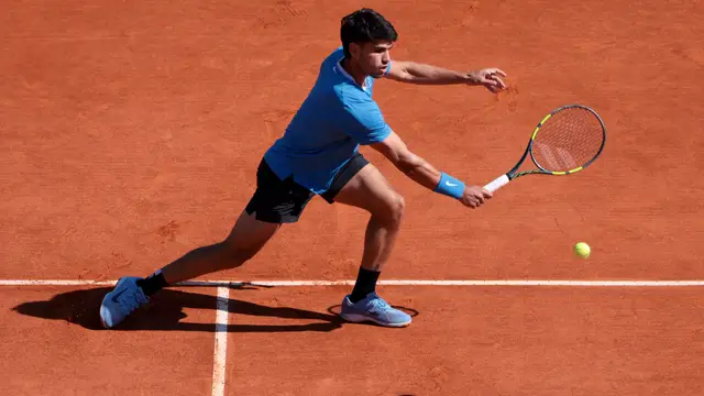 Alcaraz devuelve una bola de Vacherot con un revés Alcaraz devuelve una bola de Vacherot con un revés