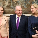 Las Infantas Elena y Cristina reaparecen en Par&iacute;s junto al Rey Juan Carlos I.