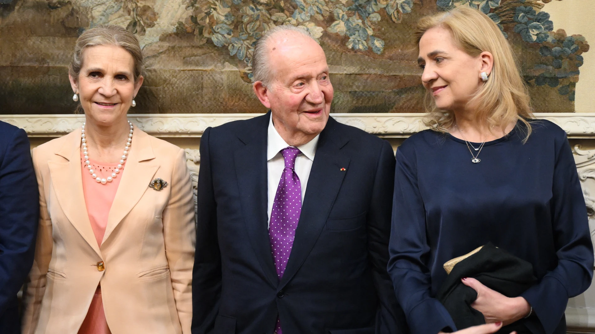 Las Infantas Elena y Cristina reaparecen en París junto al Rey Juan Carlos I: elegancia clásica y dos looks impecables en clave diplomática