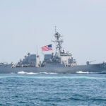 EEUU env&iacute;a a dos destructores a iniciar el desminado del estrecho de Ormuz