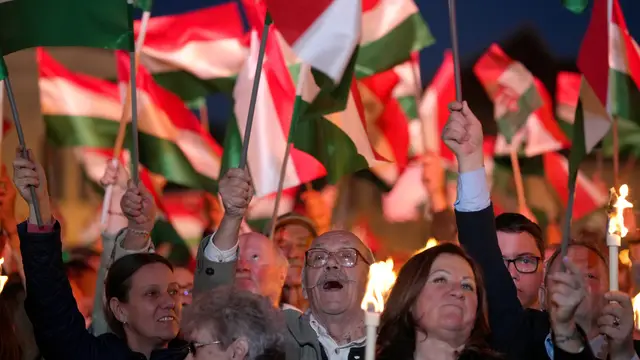 Hungary Election Supporters cheer as Hungary's Prime Minister Viktor Orban speaks during the electoral campaign closing rally of the governing Fidesz in Budapest, Hungary, Saturday, April 11, 2026. (AP Photo/Petr David Josek)