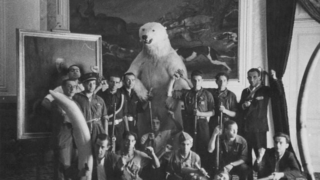 Unos milicianos posan junto a los objetos incautados en el Palacio de Liria durante la guerra