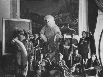 Unos milicianos posan junto a los objetos incautados en el Palacio de Liria durante la guerra Unos milicianos posan junto a los objetos incautados en el Palacio de Liria durante la guerra