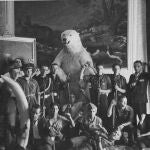 Unos milicianos posan junto a los objetos incautados en el Palacio de Liria durante la guerra