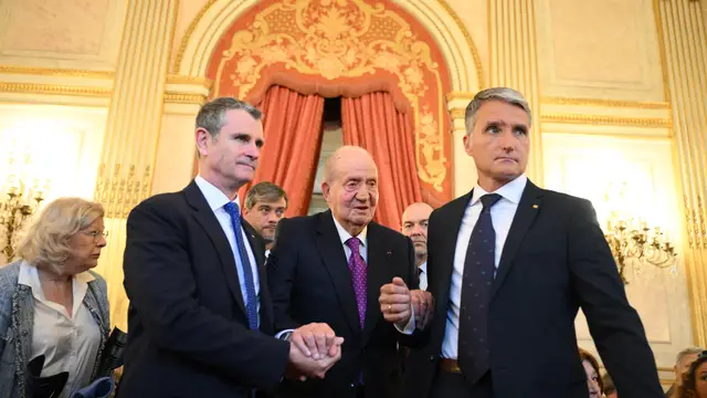 El Rey Juan Carlos llega a París con las Infantas Elena y Cristina para recibir el premio por su libro "Reconciliación" El Rey Juan Carlos llega a París con las Infantas Elena y Cristina para recibir el premio por su libro "Reconciliación"