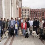 El alcalde de Valladolid, Jes&uacute;s Julio Carnero, recibe en el Ayuntamiento a la Asociaci&oacute;n de Usuarios de Perros Gu&iacute;a de Castilla y Le&oacute;n
