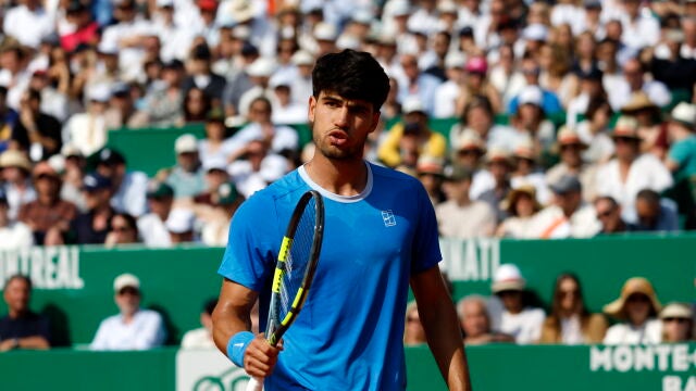 ROQUEBRUNE CAP MARTIN (France), 11/04/2026.- Carlos Alcaraz of Spain reacts during his men's singles semi final match against Valentin Vacherot of Monaco at the ATP Monte Carlo Masters tennis tournament in Roquebrune Cap Martin, France, 11 April 2026. (Tenis, Francia, Espa&ntilde;a) EFE/EPA/SEBASTIEN NOGIER 