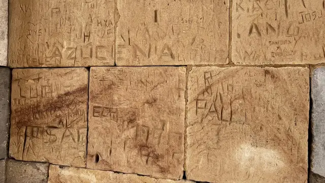 El vandalismo golpea el Templo de Debod, un monumento único de más de 2.000 años en Madrid Marcas en uno de los portales del Templo de Debod, Madrid EUROPA PRESS 10/04/2026