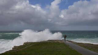 El litoral de toda Galicia estar&aacute; en alerta naranja desde esta tarde por olas de hasta 6 metros