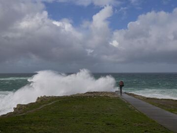 El litoral de toda Galicia estar&aacute; en alerta naranja desde esta tarde por olas de hasta 6 metros