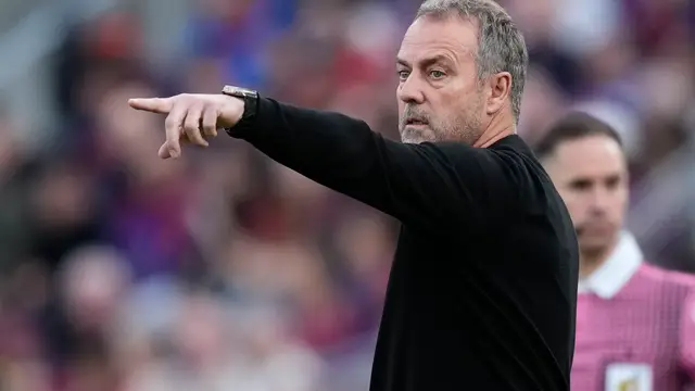 FC Barcelona - RCD Espanyol BARCELONA, 11/04/2026.- El entrenador del Barcelona Hans-Dieter Flick, durante el partido de la jornada 31 de LaLiga EA Sports que FC Barcelona y RCD Espanyol disputan este sábado en el Camp Nou. EFE/ Enric Fontcuerta