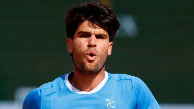 ROQUEBRUNE CAP MARTIN (France), 11/04/2026.- Carlos Alcaraz of Spain reacts during his men's singles semi final match against Valentin Vacherot of Monaco at the ATP Monte Carlo Masters tennis tournament in Roquebrune Cap Martin, France, 11 April 2026. (Tenis, Francia, Espa&ntilde;a) EFE/EPA/SEBASTIEN NOGIER 