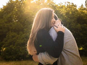 Imagen de archivo de un abrazo