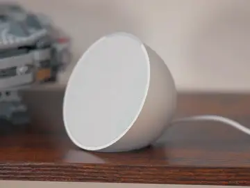 Es un altavoz de tamaño compacto al que no te costará encontrarle un lugar Echo Pop en color gris