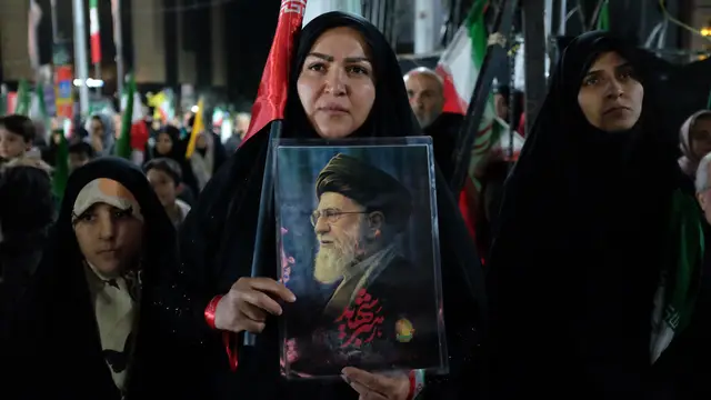 Una manifestante progubernamental sostiene un retrato del difunto Líder Supremo iraní, el ayatolá Alí Jameneí, asesinado en los ataques de Estados Unidos e Israel el 28 de febrero A pro-government demonstrator holds a picture of the late Iranian Supreme Leader Ayatollah Ali Khamenei, who was killed in the U.S. and Israel strikes on Feb. 28, during a gathering in Tehran, Iran, Saturday, April 11, 2026. (AP Photo/Vahid Salemi)