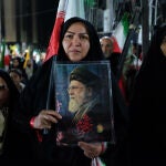 Una manifestante progubernamental sostiene un retrato del difunto L&iacute;der Supremo iran&iacute;, el ayatol&aacute; Al&iacute; Jamene&iacute;, asesinado en los ataques de Estados Unidos e Israel el 28 de febrero