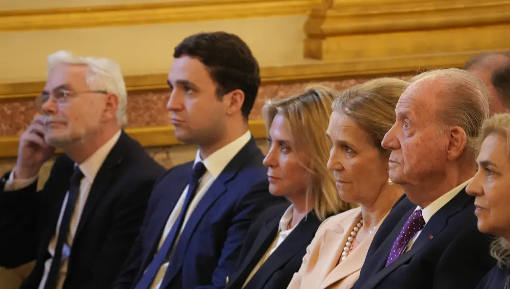 El Rey Juan Carlos I recibe un premio por sus memorias en la Asamblea Nacional francesa