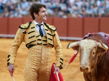 SEVILLA, 11/04/2026.- El diestro Lama de G&oacute;ngora en su primer toro de la tarde, este s&aacute;bado durante la segunda corrida de abono de la Plaza de la Maestranza de Sevilla en el que se lidian toros de la ganader&iacute;a de Alcurruc&eacute;n. EFE/ Ra&uacute;l Caro. 