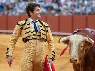 Segunda corrida de abono de la Plaza de la Maestranza de Sevilla SEVILLA, 11/04/2026.- El diestro Lama de Góngora en su primer toro de la tarde, este sábado durante la segunda corrida de abono de la Plaza de la Maestranza de Sevilla en el que se lidian toros de la ganadería de Alcurrucén. EFE/ Raúl Caro.