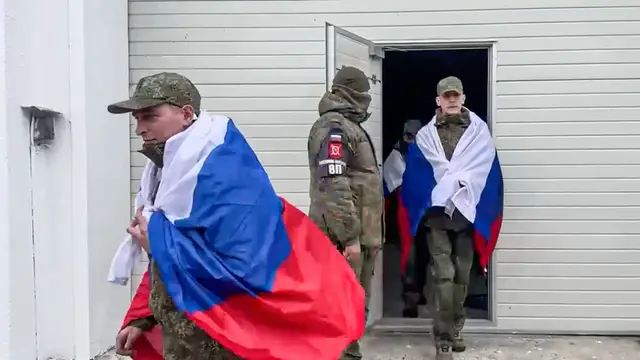 Russia and Ukraine exchange 175 prisoners of war each in Belarus undisclosed (Belarus), 11/04/2026.- A still image taken from a handout video provided by the Russian Defence Ministry press service shows Russian prisoners of war (POWs) reacting following a prisoner swap at an undisclosed location in Belarus, 11 April 2026. Russia announced the exchange of 175 prisoners of war each with Ukraine. (Bielorrusia, Rusia, Ucrania) EFE/EPA/RUSSIAN DEFENCE MINISTRY PRESS SERVICE/HANDOUT HANDOUT EDITORIAL USE ONLY/NO SALES