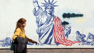 FOTODELD&Iacute;A TEHER&Aacute;N (IR&Aacute;N), 11/04/2026.- Una mujer camina junto a un mural antiestadounidense cerca de la antigua Embajada de EE. UU. en Teher&aacute;n, Ir&aacute;n, este s&aacute;bado. Se espera que Ir&aacute;n y EE. UU. celebren negociaciones en Islamabad, Pakist&aacute;n, tras el reciente acuerdo de alto el fuego.EFE/ Abedin Taherkenareh 