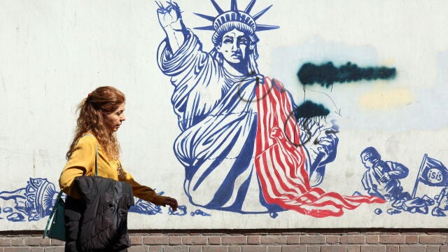FOTODELD&Iacute;A TEHER&Aacute;N (IR&Aacute;N), 11/04/2026.- Una mujer camina junto a un mural antiestadounidense cerca de la antigua Embajada de EE. UU. en Teher&aacute;n, Ir&aacute;n, este s&aacute;bado. Se espera que Ir&aacute;n y EE. UU. celebren negociaciones en Islamabad, Pakist&aacute;n, tras el reciente acuerdo de alto el fuego.EFE/ Abedin Taherkenareh 