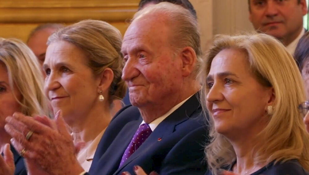 Las Infantas Elena y Cristina reaparecen en París junto al Rey Juan Carlos  I: elegancia clásica y dos looks impecables en clave diplomática
