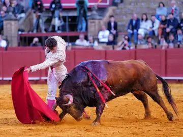 El compromiso de Rafa Serna le vale una oreja en la tercera de abono en Sevilla El compromiso de Rafa Serna le vale una oreja en la tercera de abono en Sevilla