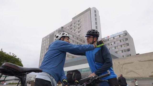 El reto de un paciente de glioblastoma: del Hospital de la Paz a Santiago de Compostela en bicicleta