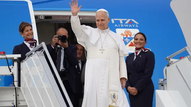 Pope Leo XIV visits Algeria ROME (Italy), 13/04/2026.- Pope Leo XIV waves as he boards plane heading to Algiers at Fiumicino airport, Rome, Italy, 13 April 2026. Pope Leo XIV departed from Rome's Fiumicino Airport at the beginning of his third and longest-yet Apostolic Journey, which will take him to Algeria, Cameroon, Angola, and Equatorial Guinea. (Papa, Camerún, Guinea Ecuatorial, República Guinea, Italia, Argel, Roma) EFE/EPA/TELENEWS