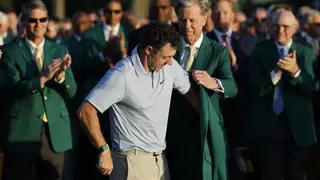 Fred Ripley coloca la chaqueta verde de ganador a McIlroy AUGUSTA (United States), 12/04/2026.- Fred Ripley, chairman of Augusta National Golf Club, awards Rory McIlroy of Northern Ireland with the Green Jacket during the Green Jacket Ceremony afer the final round of the 2026 Masters tournament in Augusta, Georgia, USA, 12 April 2026. (Irlanda) EFE/EPA/ERIK S. LESSER