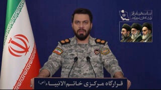TEHER&Aacute;N, 13/04/2026.- Las Fuerzas Armadas iran&iacute;es advirtieron este lunes que la "seguridad de los puertos en el golfo P&eacute;rsico y el mar de Om&aacute;n es para todos o para nadie", horas antes de que entre en vigor el bloqueo estadounidense del estrecho de Ormuz. "Si la seguridad de los puertos de la Rep&uacute;blica Isl&aacute;mica de Ir&aacute;n en el golfo P&eacute;rsico y el mar de Om&aacute;n se ve amenazada, ning&uacute;n puerto en estas aguas estar&aacute; a salvo", dijo el portavoz del Cuartel General Central de Jatam al Anbiya, el teniente ...